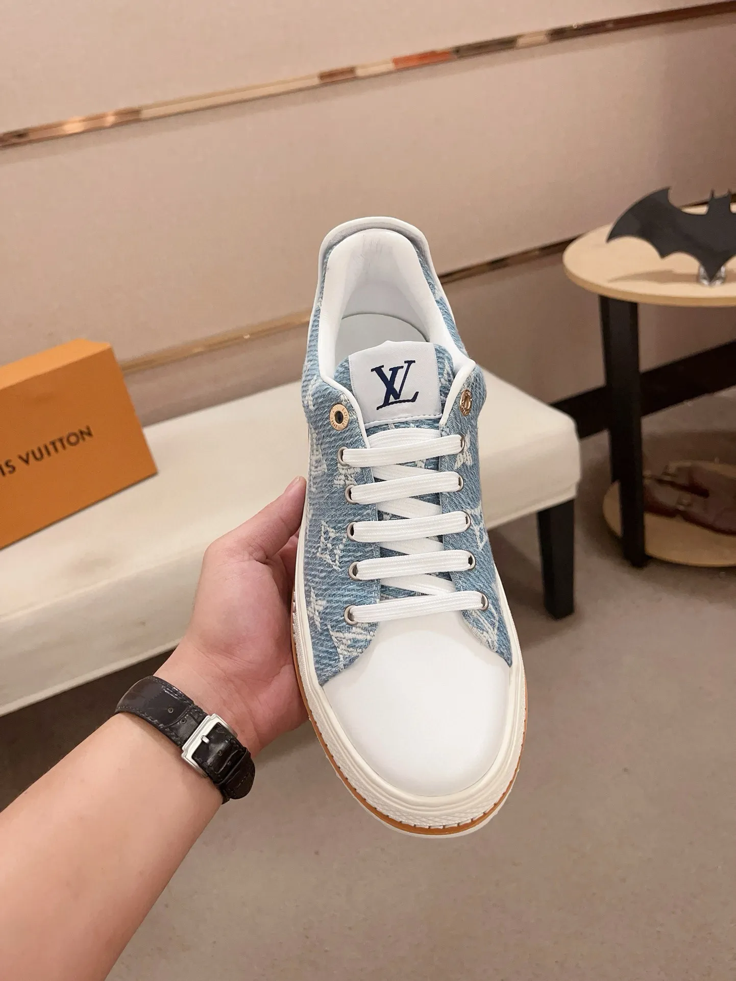 Men's shoes💰 400💰Louis Vuitton (Louis Vuitton/LV) top 🔍🔍 new models are on sale at the same time, the upper 🇮🇹 imported first-layer cowhide from Italy, fully imported sheepskin lining 💪💪, completely 1⃣️ to 1 ⃣️Re-engraved🇮🇹💪💪, ⚠Sole: The original sole is specially provided by the original factory, the exclusive movable molded sole is super comfortable, ⚠The original factory follows the order, 🔍🔍high quality, you can enter and exit the counter at will, welcome to compare⚠. Code number: 38-44. Can be customized for 45 non-refundable!